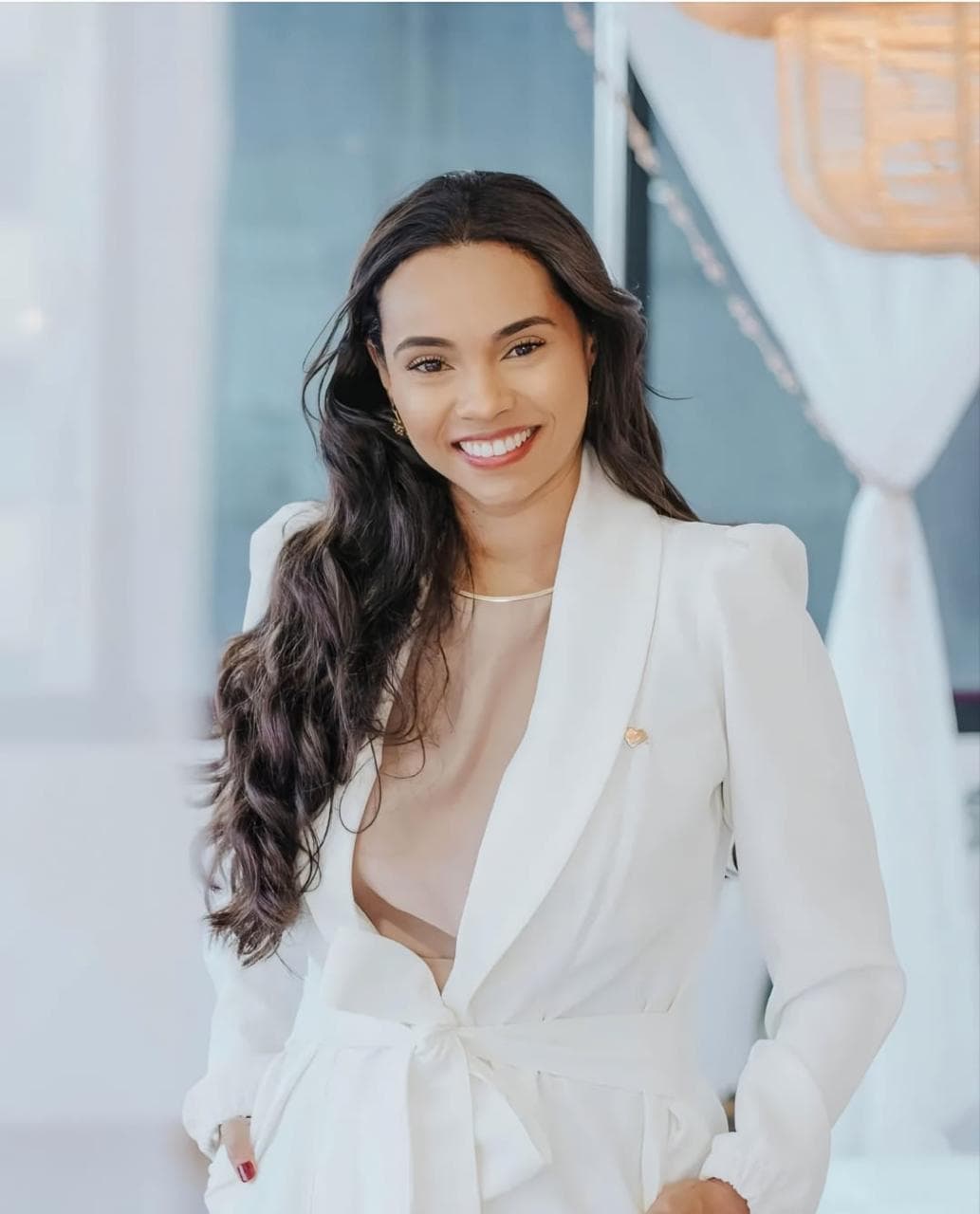 Dra. Joyce Couto sorrindo no consultório